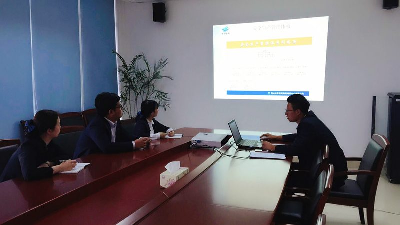 小标题：关注课程体系与师资力量